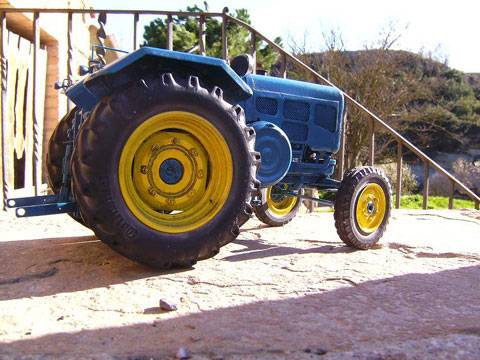Magnifica replica a escala 1/16 y realizada en scratch del trator Lanz Bulldog D-4090