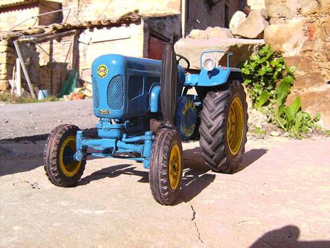 Magnifica replica a escala 1/16 y realizada en scratch del trator Lanz Bulldog D-4090