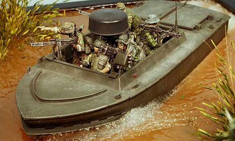 lancha r&aacute;pida armada hasta los dientes peinando el delta del rio Mekong