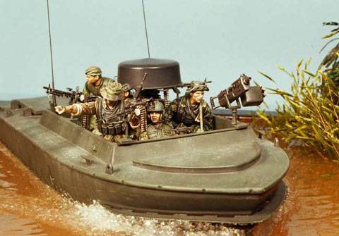 lancha r&aacute;pida armada hasta los dientes peinando el delta del rio Mekong