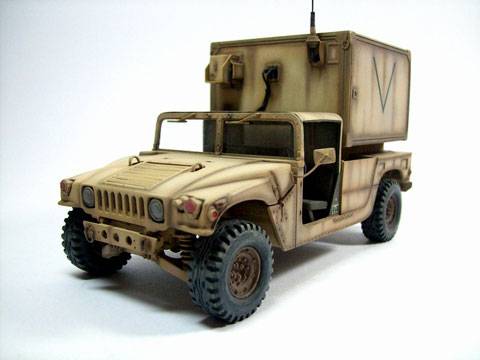 Representaci&oacute;n del utilitario Hummer del USMC (cuerpo de marines) durante las operaciones denominadas "Escudo y Tormenta del Desierto" a comienzos de los a&ntilde;os 90 en el Golfo P&eacute;rsico.