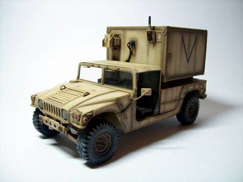 Representaci&oacute;n del utilitario Hummer del USMC (cuerpo de marines) durante las operaciones denominadas "Escudo y Tormenta del Desierto" a comienzos de los a&ntilde;os 90 en el Golfo P&eacute;rsico.