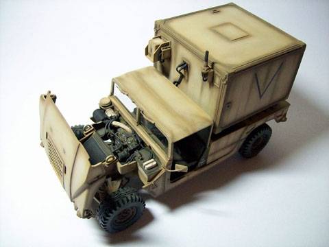 Representaci&oacute;n del utilitario Hummer del USMC (cuerpo de marines) durante las operaciones denominadas "Escudo y Tormenta del Desierto" a comienzos de los a&ntilde;os 90 en el Golfo P&eacute;rsico.