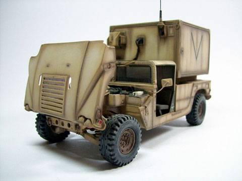 Representaci&oacute;n del utilitario Hummer del USMC (cuerpo de marines) durante las operaciones denominadas "Escudo y Tormenta del Desierto" a comienzos de los a&ntilde;os 90 en el Golfo P&eacute;rsico.