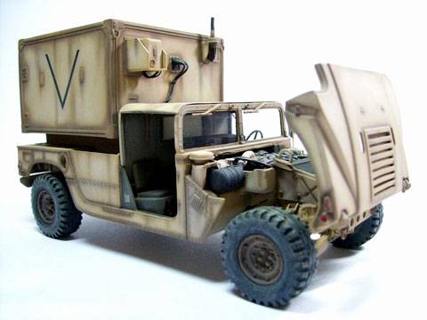 Representaci&oacute;n del utilitario Hummer del USMC (cuerpo de marines) durante las operaciones denominadas "Escudo y Tormenta del Desierto" a comienzos de los a&ntilde;os 90 en el Golfo P&eacute;rsico.