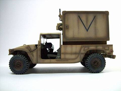 Representaci&oacute;n del utilitario Hummer del USMC (cuerpo de marines) durante las operaciones denominadas "Escudo y Tormenta del Desierto" a comienzos de los a&ntilde;os 90 en el Golfo P&eacute;rsico.