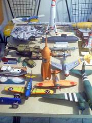 Colecci&oacute;n de modelos de recortables de papel montados por el aficionado David Okamura