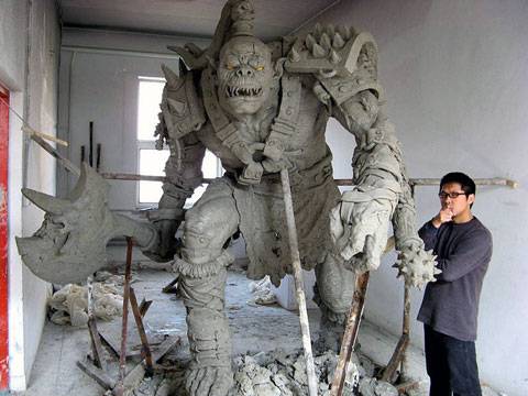 Orco Gigante modelado con Cemento junto a su autor 