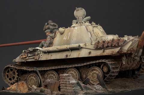 Diorama a escala 1/35 sencillo pero impactante, de un Panzer F en plena accion durante el combate