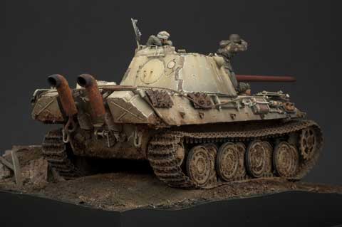 Diorama a escala 1/35 sencillo pero impactante, de un Panzer F en plena accion durante el combate