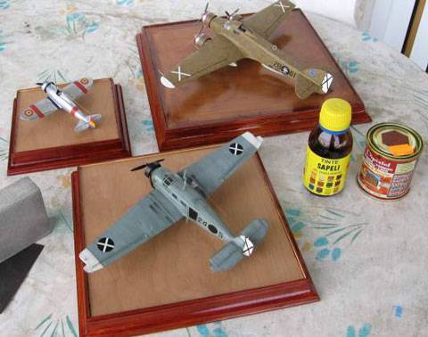 Ejemplo de Aviones en distintos tipos de  Peanas