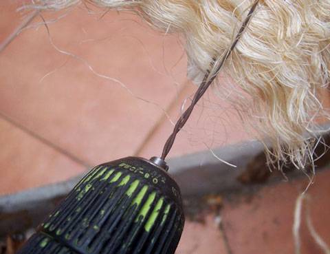 Lo siguiente es enrollar un poco los dos trozos del alambre y sujetarlos con el taladro o atornilador electrico, girando despacito y con cuidado de no pasarnos, porque sino el alambre se retuerce por la parte de arriba y se encoge y nos queda un churro de tres pares de narices.
