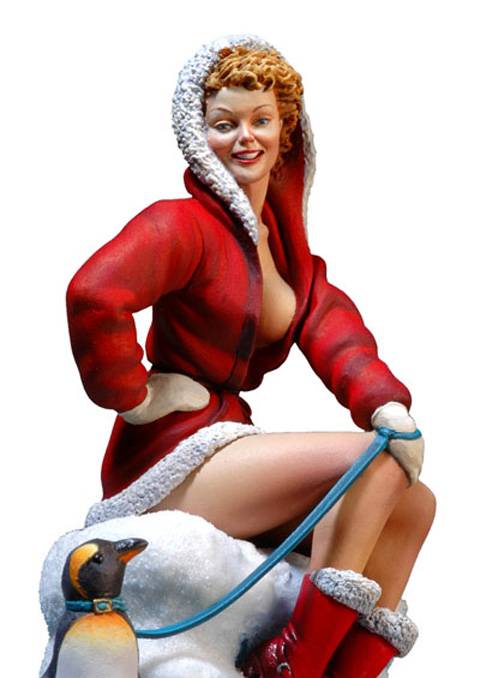 Figura de la casa de miniaturas, Andrea Miniatures a escala 80 mm, 1/16 representado a una de las chicas pin up en el modelo de Chica Santa Claus Navide&ntilde;a, sentada sobre un pedazo de hielo y llevando como mascota un pinguino. 