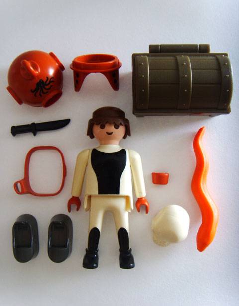 Buzo n&ordm; 01 perteneciente a la Serie Submarina de Playmobil. El pack esta compuesto por: una figura con pelo casta&ntilde;o, una escafandra de buzo, cuello de la escafandra, botas de lastre, un cinturon, un cuchillo, un craneo, un cofre de madera, una morena y una mu&ntilde;equera. 