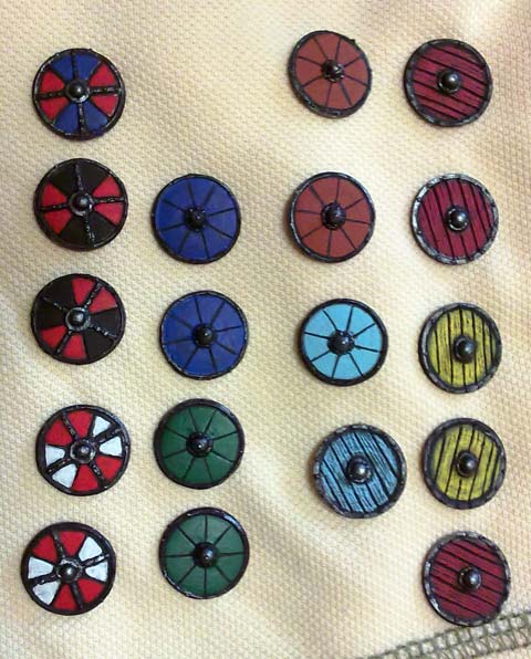 Los escudos se pintaron sobre un pa&ntilde;o dejando secar bien antes de darle la vuelta y pintar por el otro lado. 