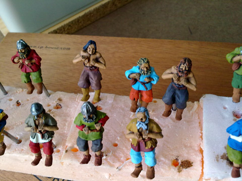 Fase de pintado de los remeros vikingos a escala de 28mm