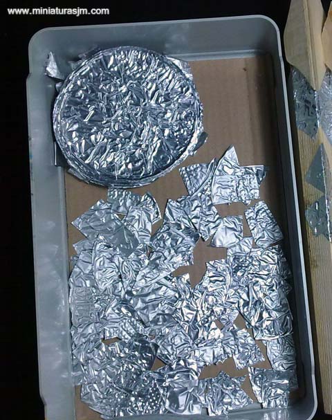 Cortamos la hojalata en multitud de formas variadas y las guardamos en una caja para ir cogiendo segun necesitemos. 