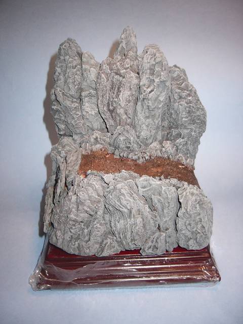 Mini Diorama o gran vi&ntilde;eta de un puente colgante roto sobre un acantilado.