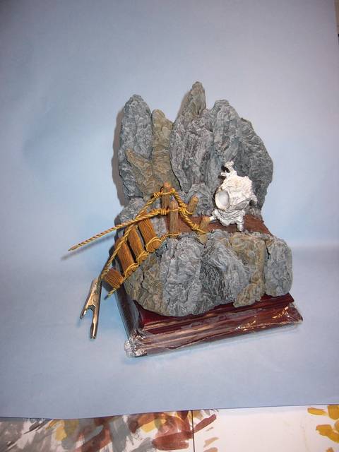 Mini Diorama o gran vi&ntilde;eta de un puente colgante roto sobre un acantilado.