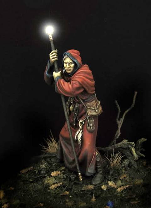 la figura del Mago Raistlin, uno de los personajes pricipales de las Cronicas de la Dragonlance