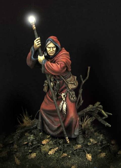 la figura del Mago Raistlin, uno de los personajes pricipales de las Cronicas de la Dragonlance