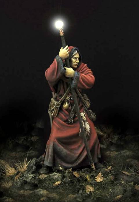 la figura del Mago Raistlin, uno de los personajes pricipales de las Cronicas de la Dragonlance