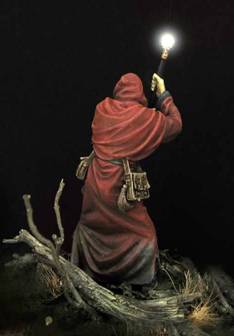 la figura del Mago Raistlin, uno de los personajes pricipales de las Cronicas de la Dragonlance