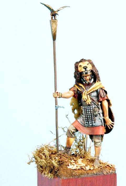  Figura de la casa de miniaturas Pegaso Models a escala de 75mm representando la figura de un Aquilifer romano en combate. 