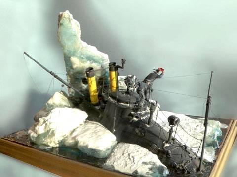 Diorama a escala 1:35 completamente a scratch representando a un submarino que ha emergido en aguas polares y en la colision con la capa de hielo se han producido desperfectos en el casco y en la torreta. 