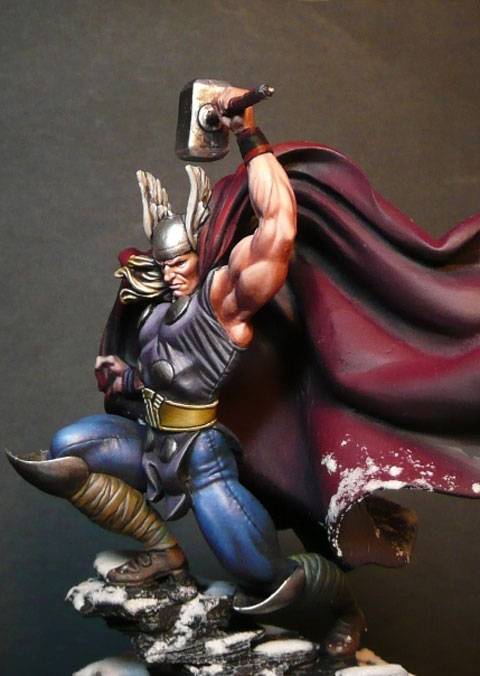 Figura de la Casa de miniaturas Knight Models a escala de 70 mm. La figura es una representaci&oacute;n de Thor, el Dios del Trueno de los comics de Marvel.
