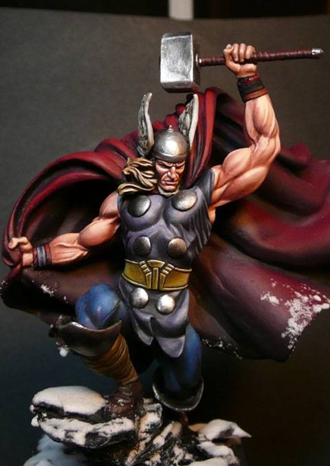 Figura de la Casa de miniaturas Knight Models a escala de 70 mm. La figura es una representaci&oacute;n de Thor, el Dios del Trueno de los comics de Marvel.
