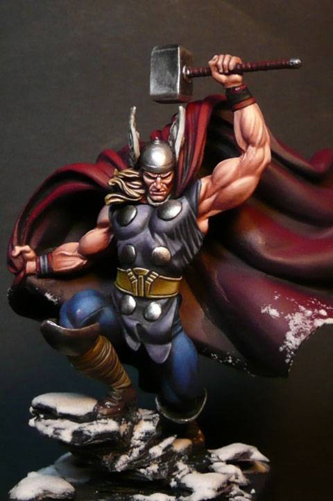 Figura de la Casa de miniaturas Knight Models a escala de 70 mm. La figura es una representaci&oacute;n de Thor, el Dios del Trueno de los comics de Marvel.