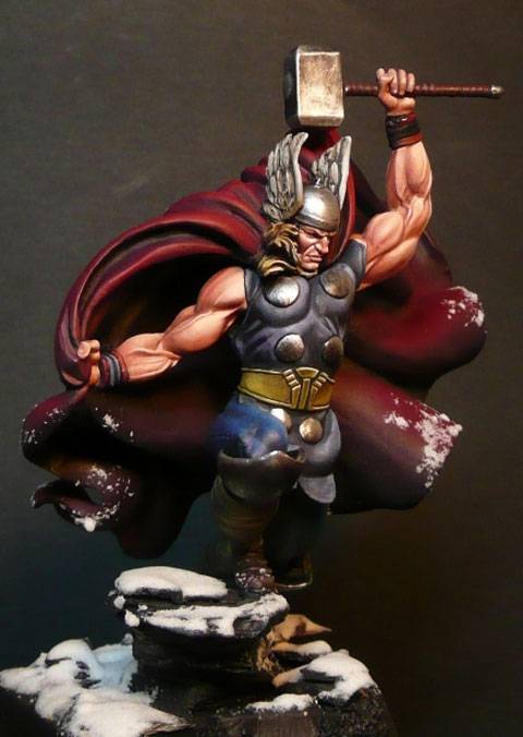 Figura de la Casa de miniaturas Knight Models a escala de 70 mm. La figura es una representaci&oacute;n de Thor, el Dios del Trueno de los comics de Marvel.