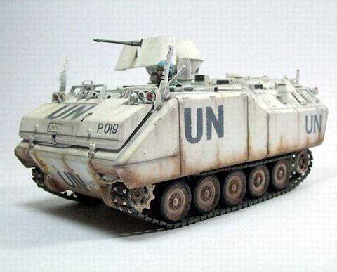 Representaci&oacute;n del AIFV en su versi&oacute;n belga,  utilizado por las fuerzas de protecci&oacute;n de la ONU (identificados por su color blanco) durante el  conflicto serbo-bosnio en los a&ntilde;os 90.