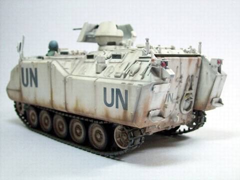 Representaci&oacute;n del AIFV en su versi&oacute;n belga,  utilizado por las fuerzas de protecci&oacute;n de la ONU (identificados por su color blanco) durante el  conflicto serbo-bosnio en los a&ntilde;os 90.