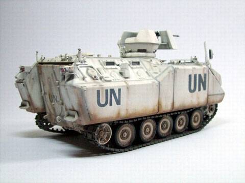 Representaci&oacute;n del AIFV en su versi&oacute;n belga,  utilizado por las fuerzas de protecci&oacute;n de la ONU (identificados por su color blanco) durante el  conflicto serbo-bosnio en los a&ntilde;os 90.