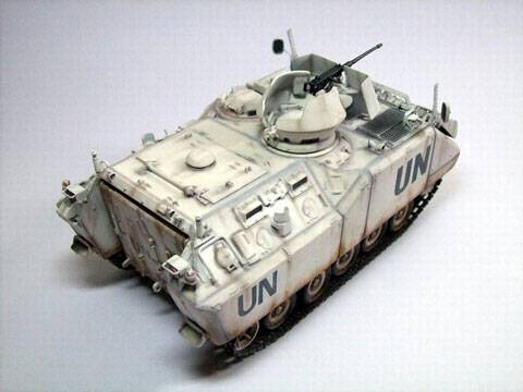 Representaci&oacute;n del AIFV en su versi&oacute;n belga,  utilizado por las fuerzas de protecci&oacute;n de la ONU (identificados por su color blanco) durante el  conflicto serbo-bosnio en los a&ntilde;os 90.