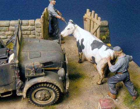 tripulacion del veh&iacute;culo aleman encerrando a una vaca que estorba el paso del camino