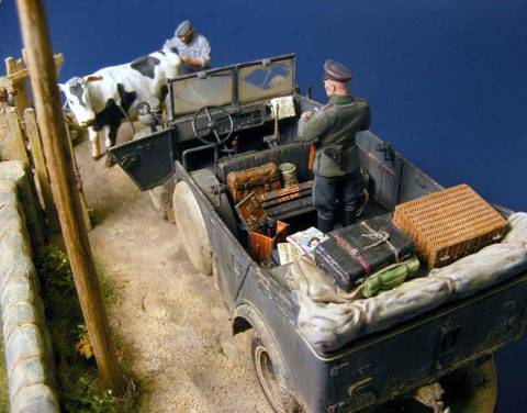 tripulacion del veh&iacute;culo aleman encerrando a una vaca que estorba el paso del camino