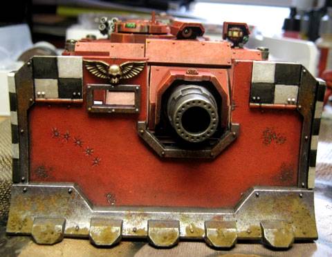Tanque Vindicator de los marines espaciales a escala de 28mm, perteneciente a la serie Warhammer 40000.