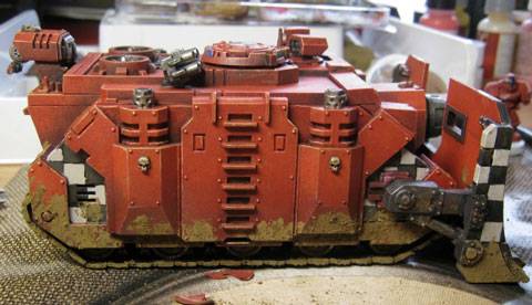 Tanque Vindicator de los marines espaciales a escala de 28mm, perteneciente a la serie Warhammer 40000.