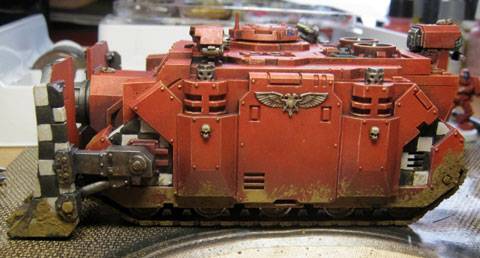 Tanque Vindicator de los marines espaciales a escala de 28mm, perteneciente a la serie Warhammer 40000.