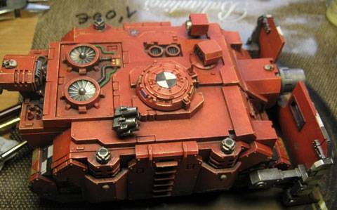 Tanque Vindicator de los marines espaciales a escala de 28mm, perteneciente a la serie Warhammer 40000.