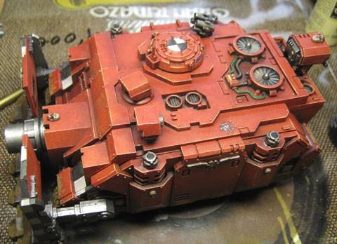 Tanque Vindicator de los marines espaciales a escala de 28mm, perteneciente a la serie Warhammer 40000.
