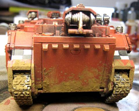 Tanque Vindicator de los marines espaciales a escala de 28mm, perteneciente a la serie Warhammer 40000.