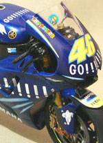 Yamaha YZR-M1 04 V.ROSSI - Escala 1/12.
