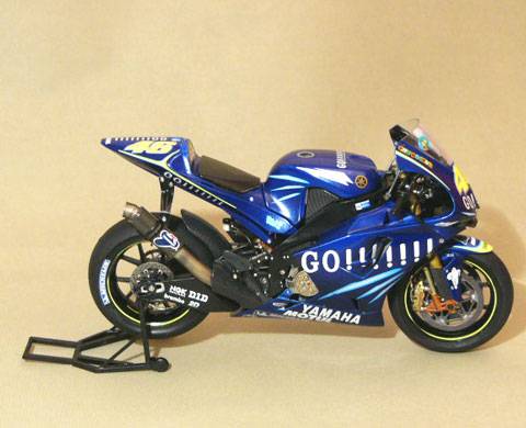 Yamaha YZR-M1 04 V.ROSSI - Escala 1/12.
