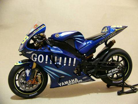 Yamaha YZR-M1 04 V.ROSSI - Escala 1/12.